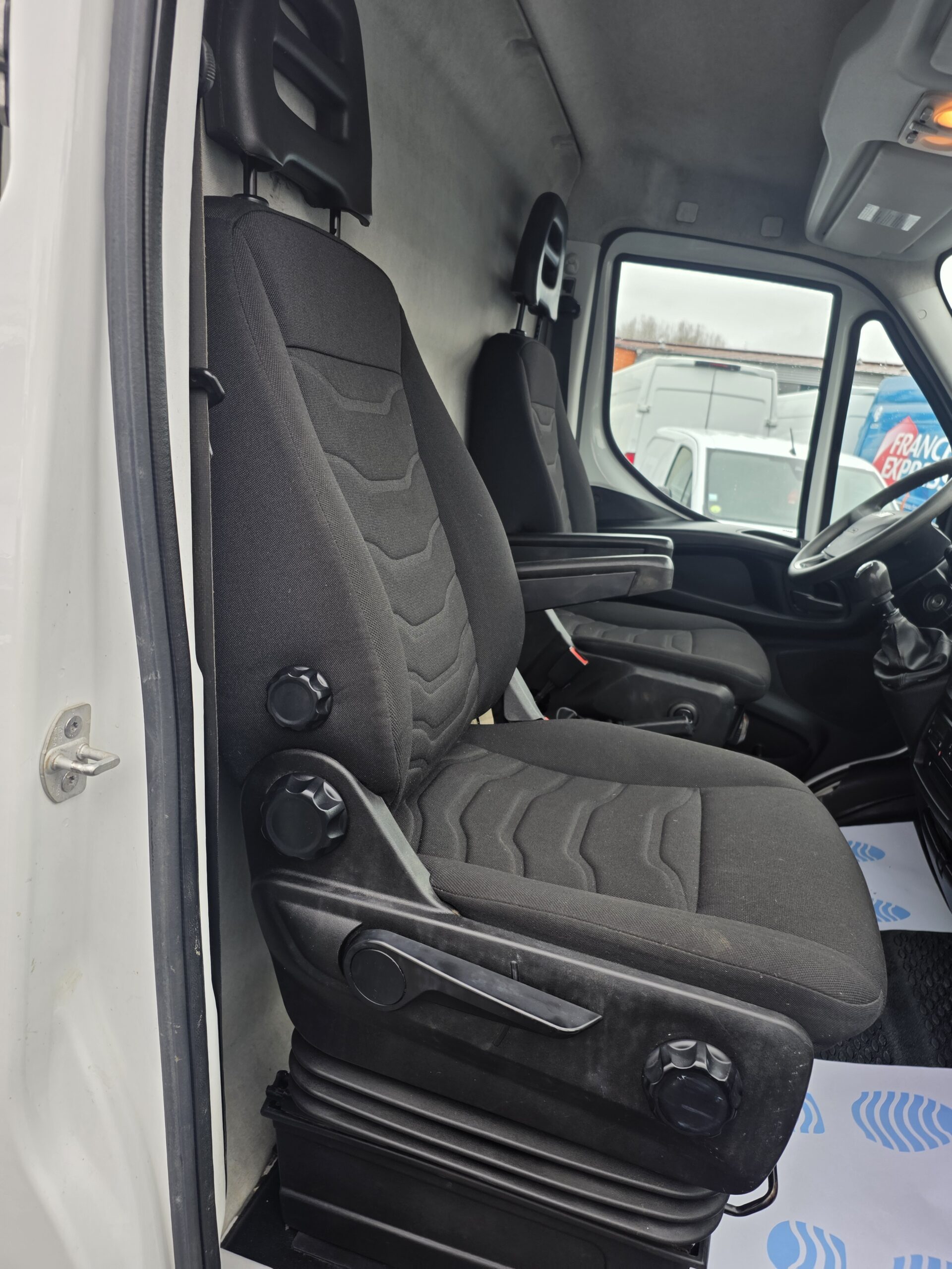 
								IVECO — POIDS LOURD —  50C21 3L 210CV  FOURGON V12 ROUES JUMELÉES plein									