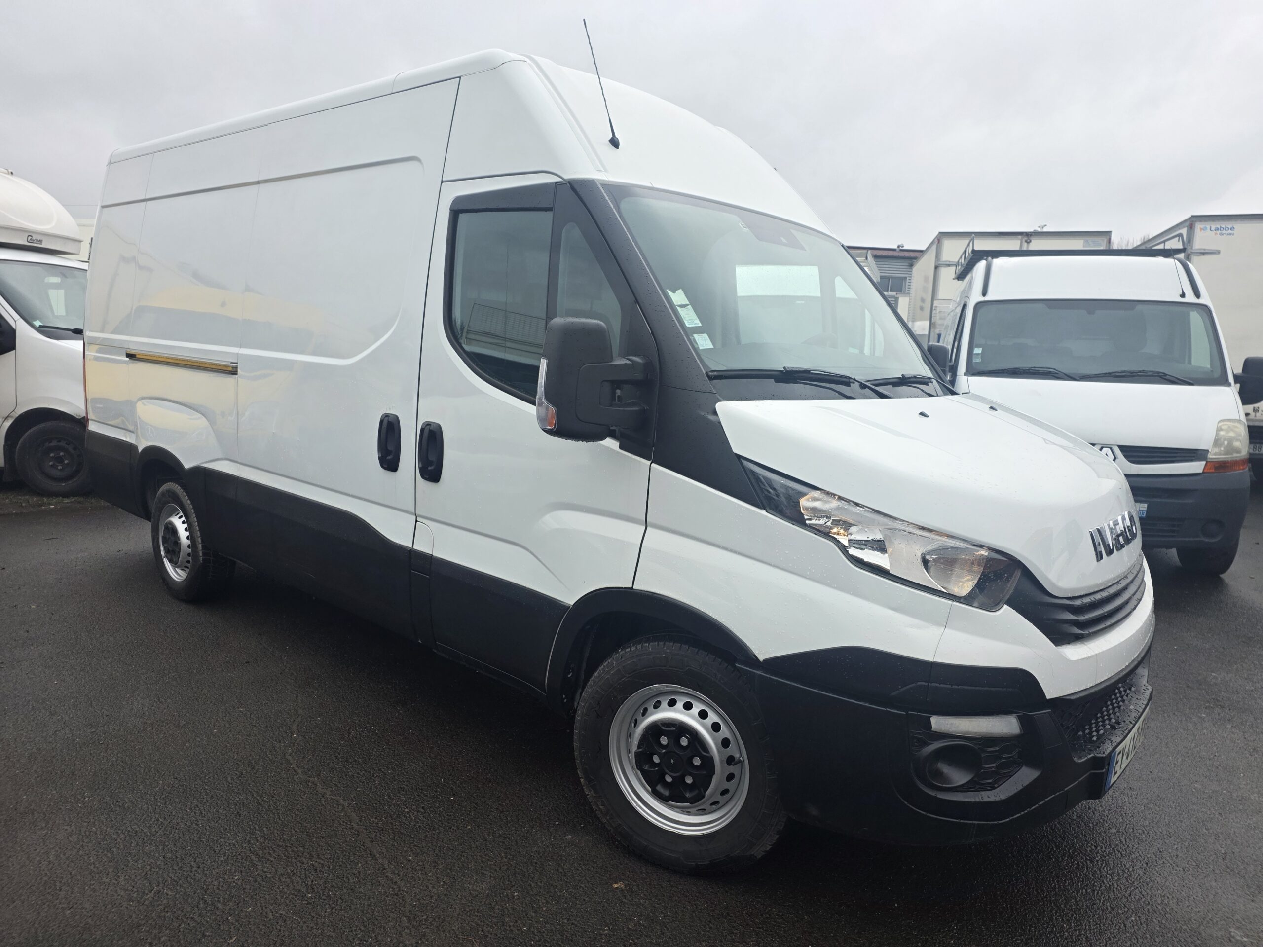 
								IVECO  50C21 3L 210CV  FOURGON V12 ROUES JUMELÉES plein									