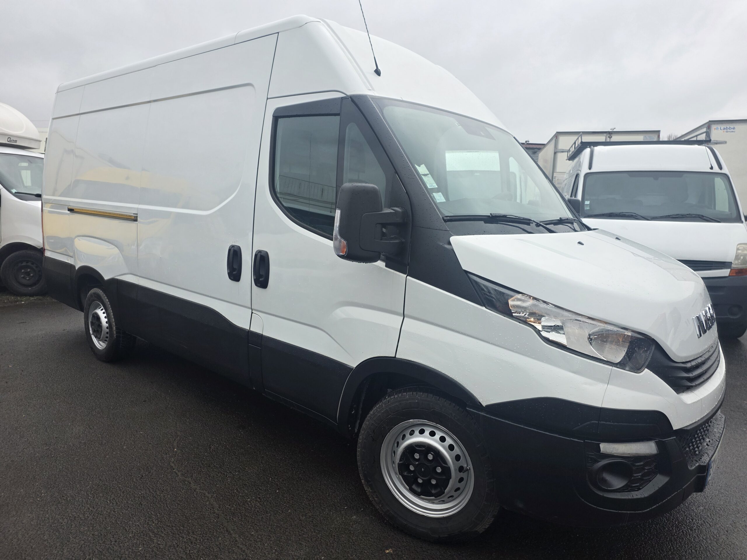 
								IVECO 35S14 FOURGON V12 BOITE AUTOMATIQUE 12M3 plein									