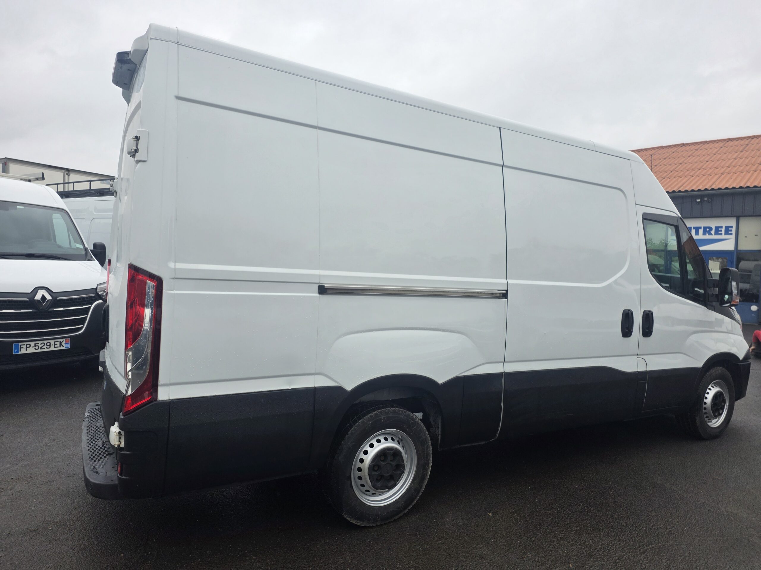 
								IVECO  50C21 3L 210CV  FOURGON V12 ROUES JUMELÉES plein									