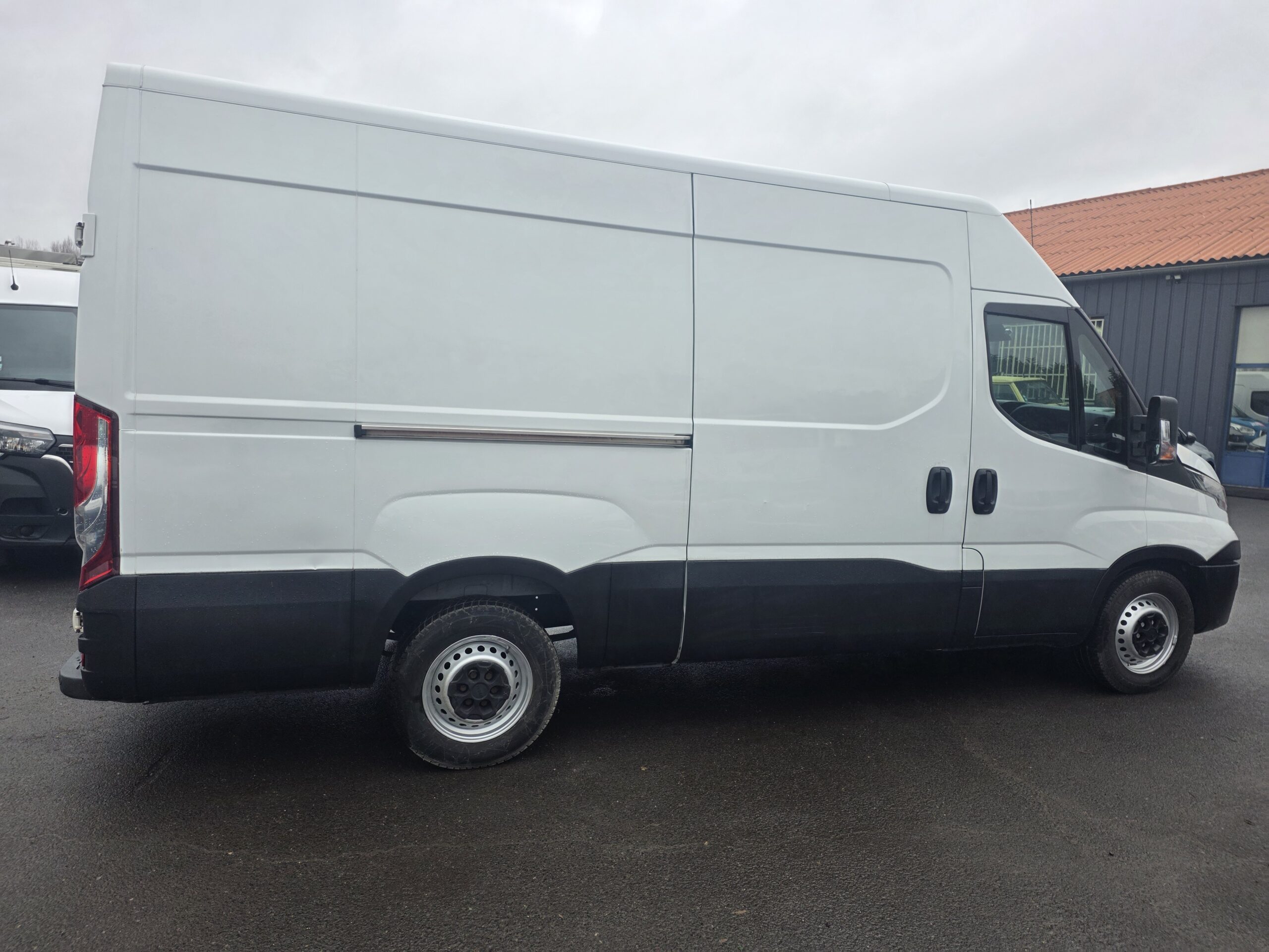 
								IVECO 35S14 FOURGON V12 BOITE AUTOMATIQUE 12M3 plein									