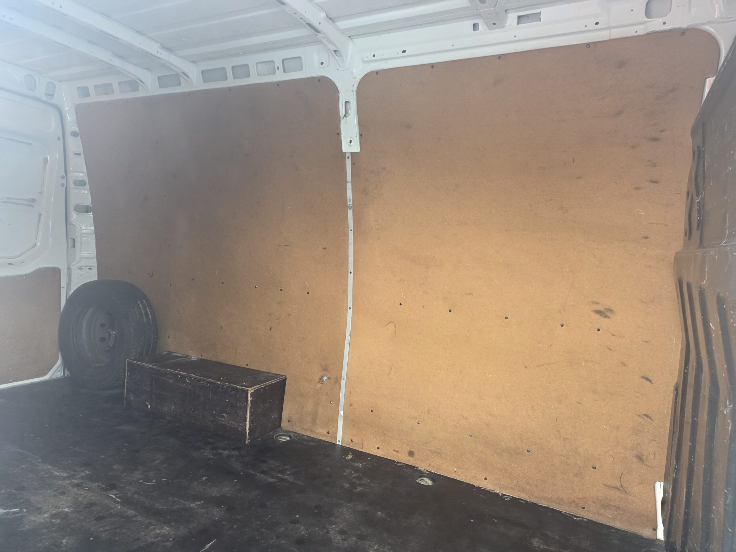 
								IVECO  50C21 3L 210CV  FOURGON V12 ROUES JUMELÉES plein									