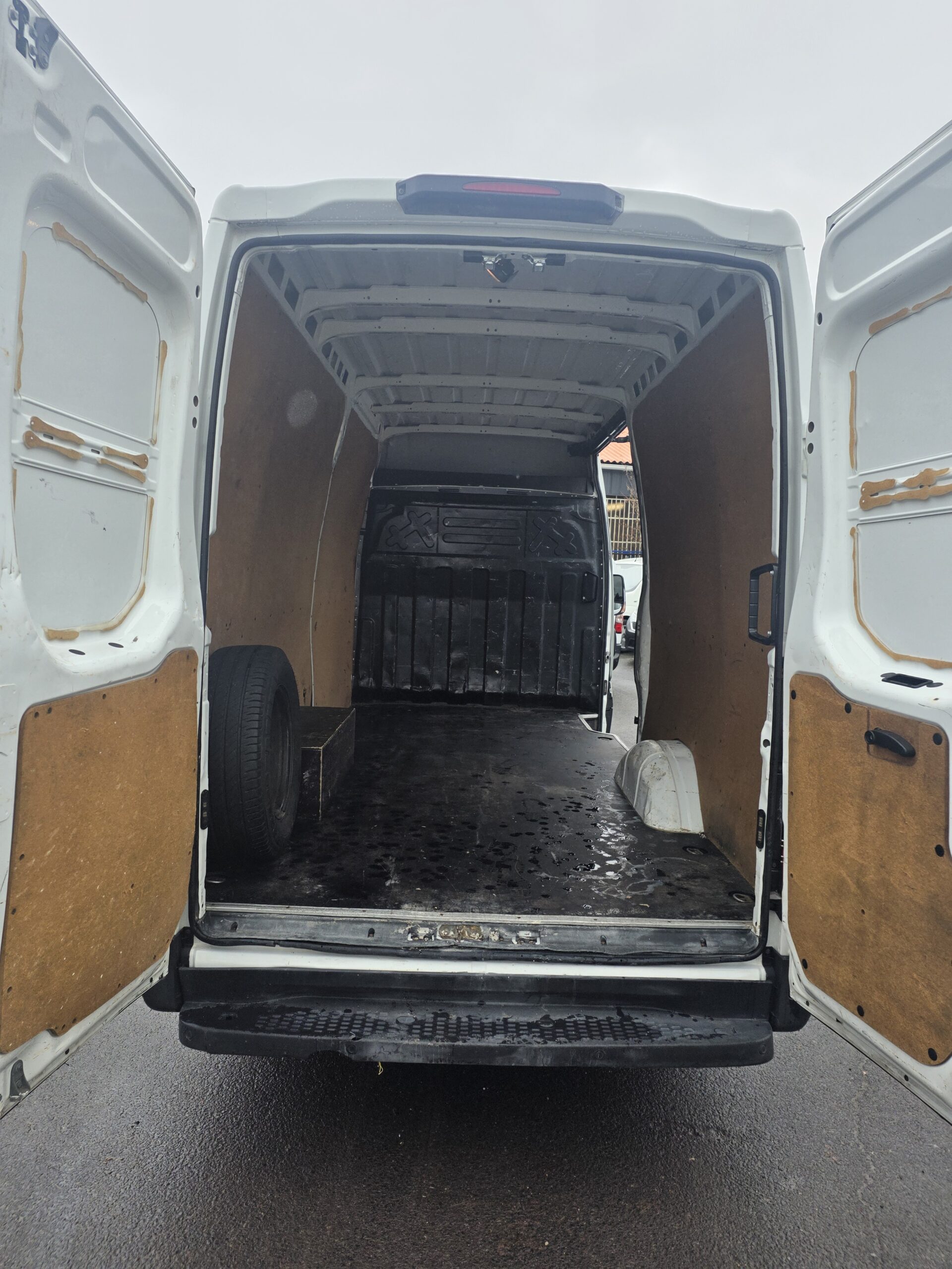 
								IVECO  50C21 3L 210CV  FOURGON V12 ROUES JUMELÉES plein									