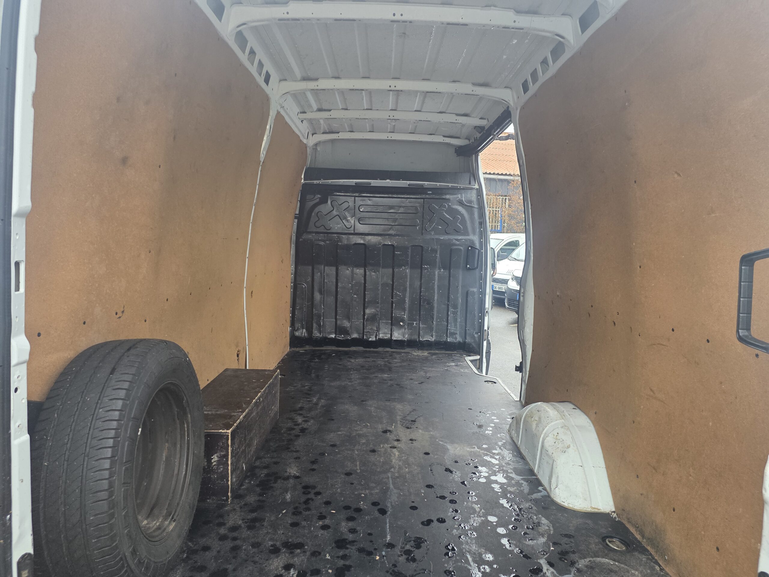 
								IVECO  50C21 3L 210CV  FOURGON V12 ROUES JUMELÉES plein									