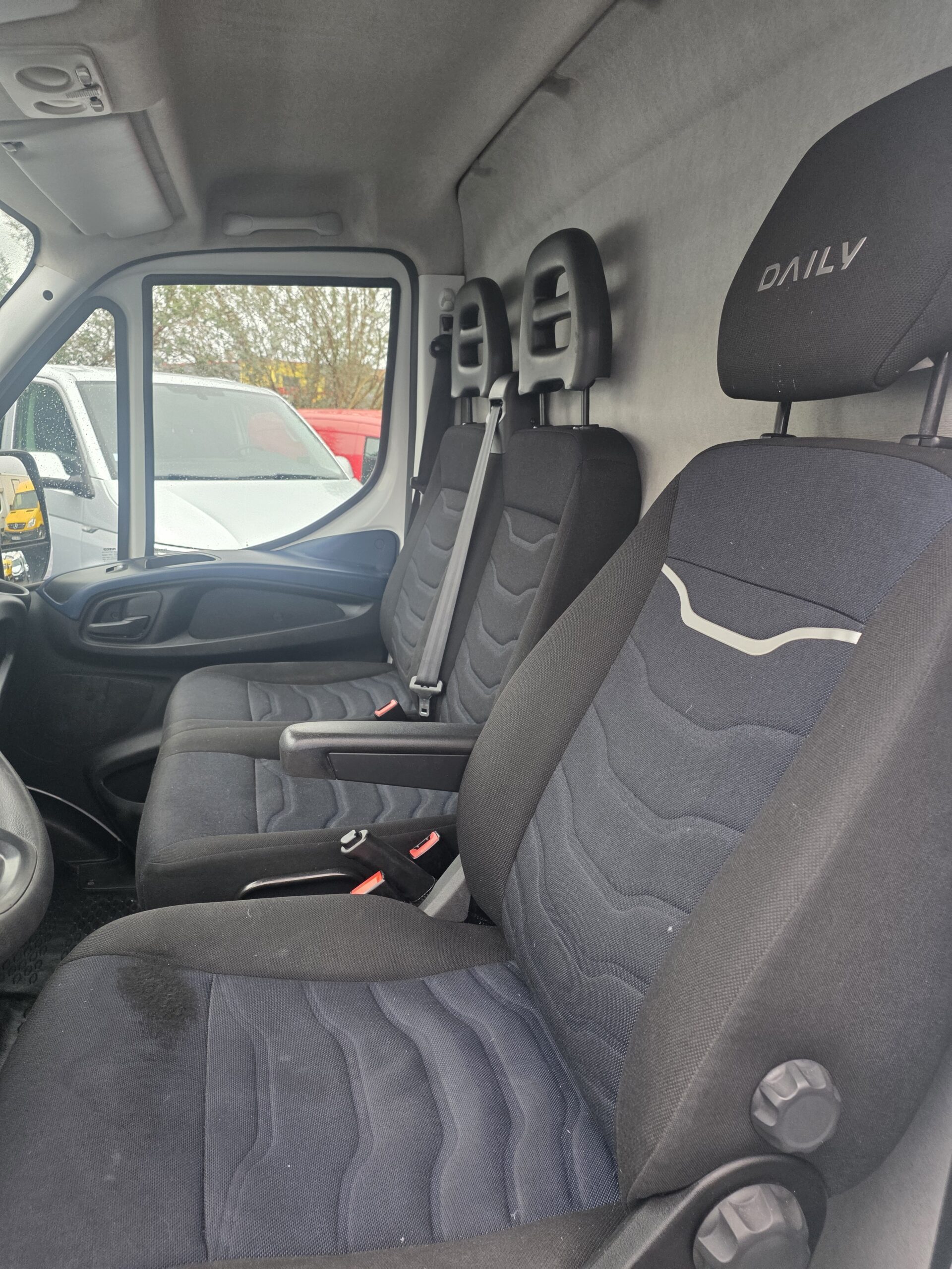 
								IVECO  50C21 3L 210CV  FOURGON V12 ROUES JUMELÉES plein									