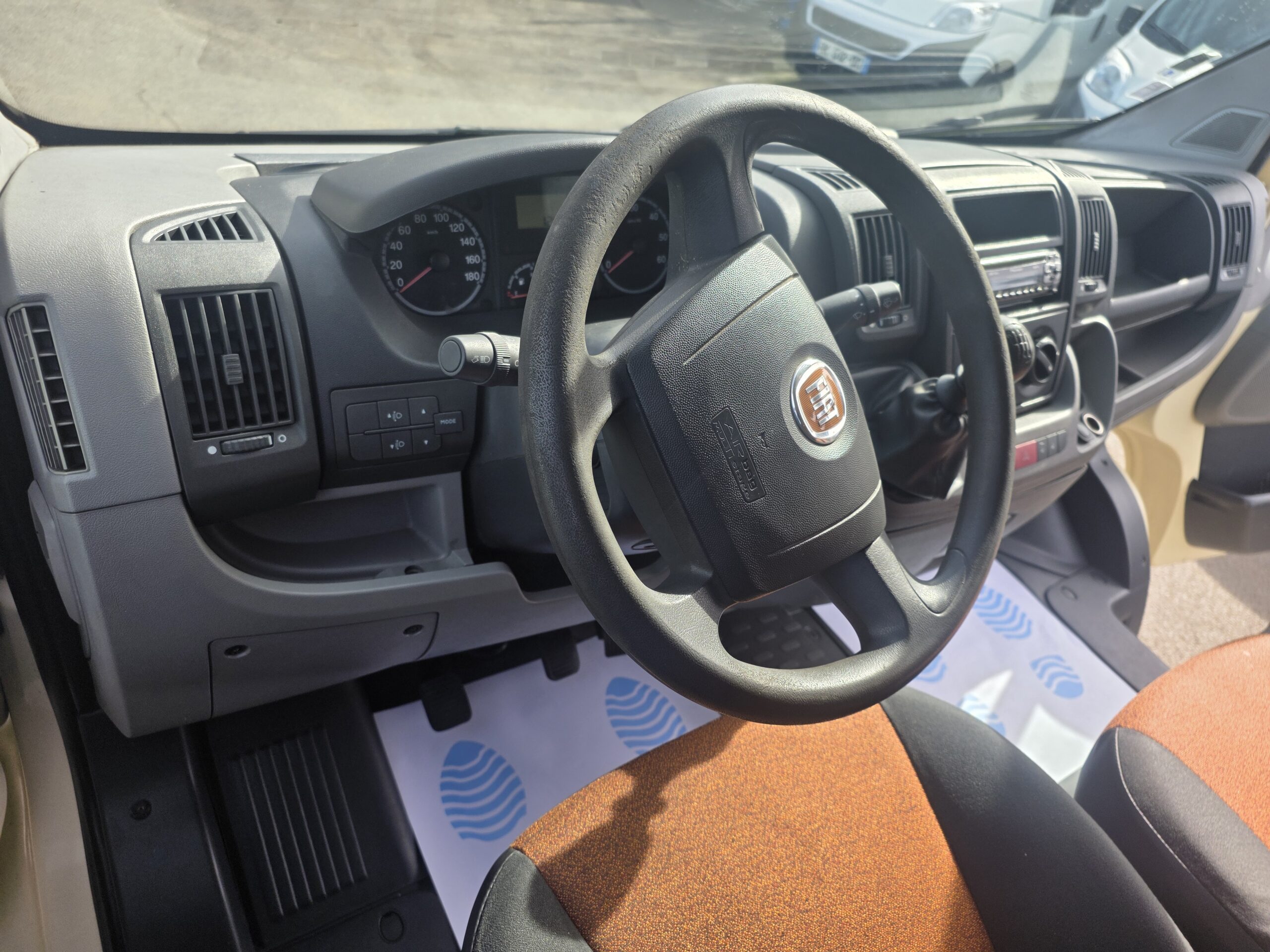 
								FIAT DUCATO 9 PLACES 2.3 MJT 120CV plein									