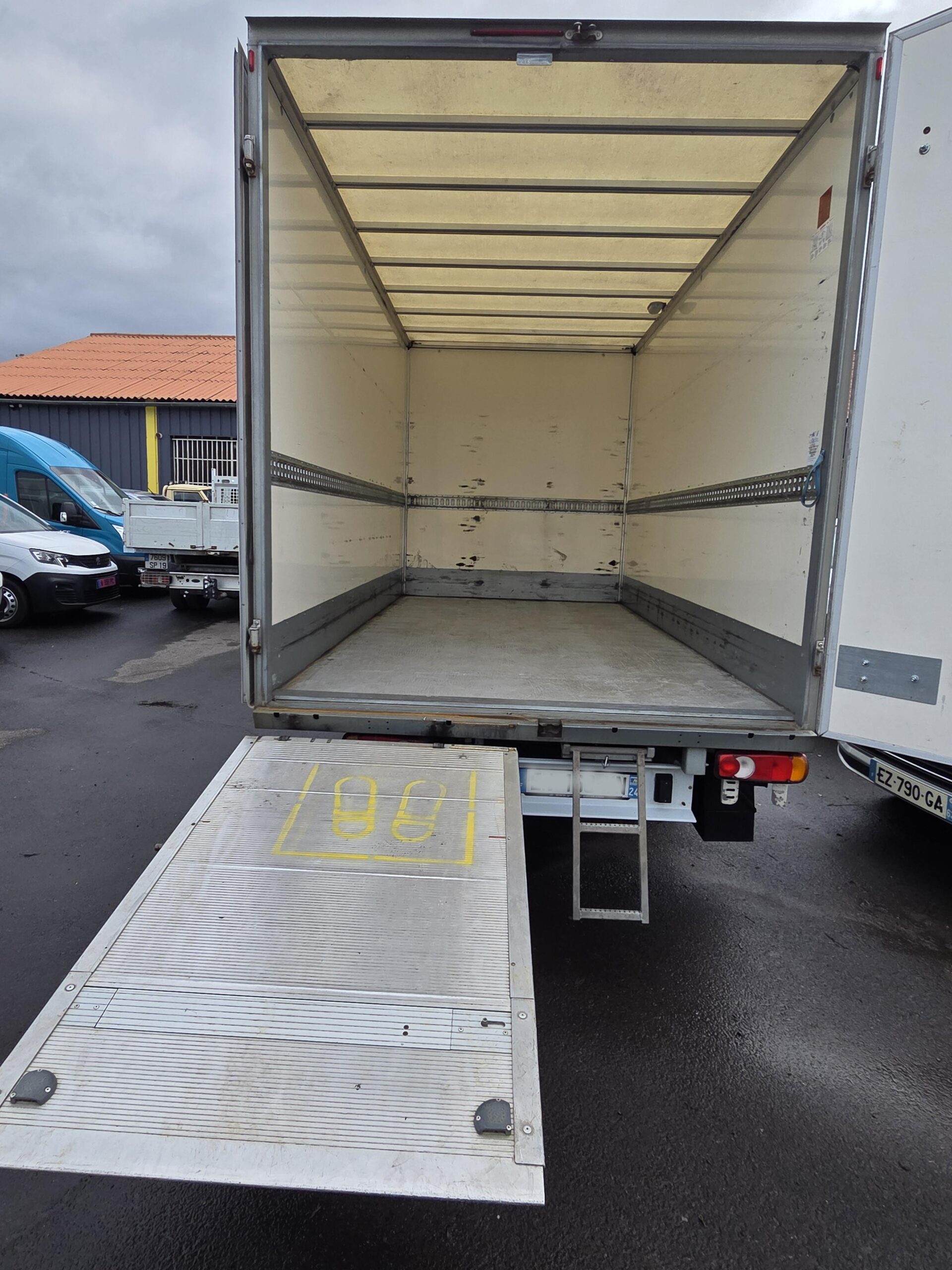 
								DUCATO 2.3 MJT 150CV CAISSE 20M3 Avec DEMI-HAYON plein									