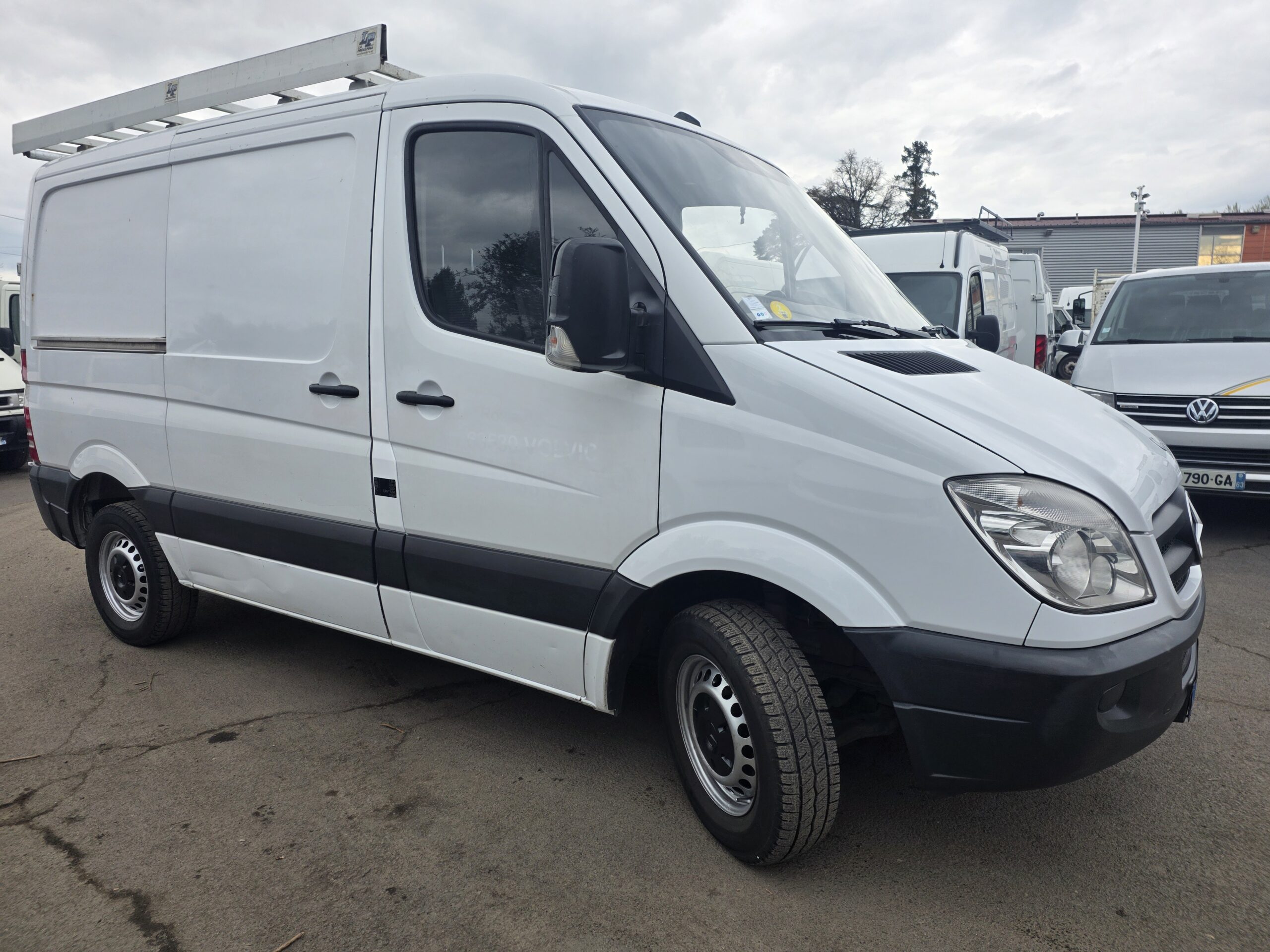 
								MERCEDES SPRINTER 210 COURT L1H1 avec GALERIE + échelle plein									