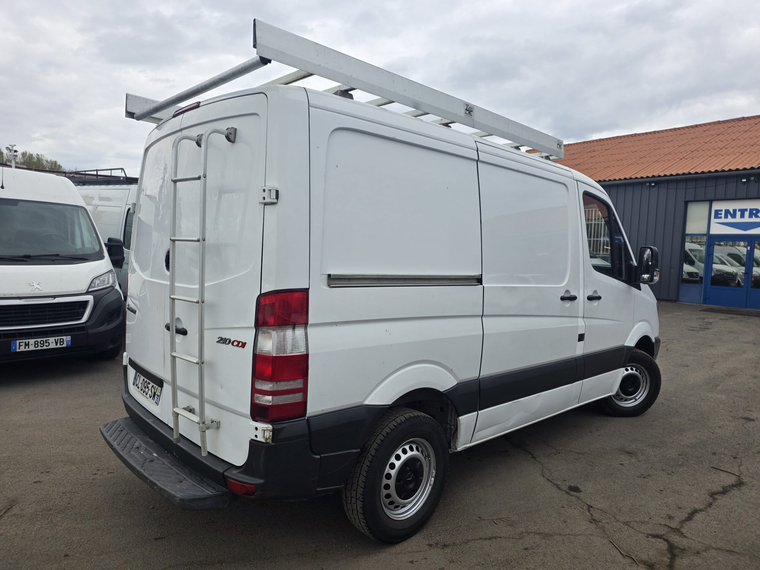
								MERCEDES SPRINTER 210 COURT L1H1 avec GALERIE + échelle plein									