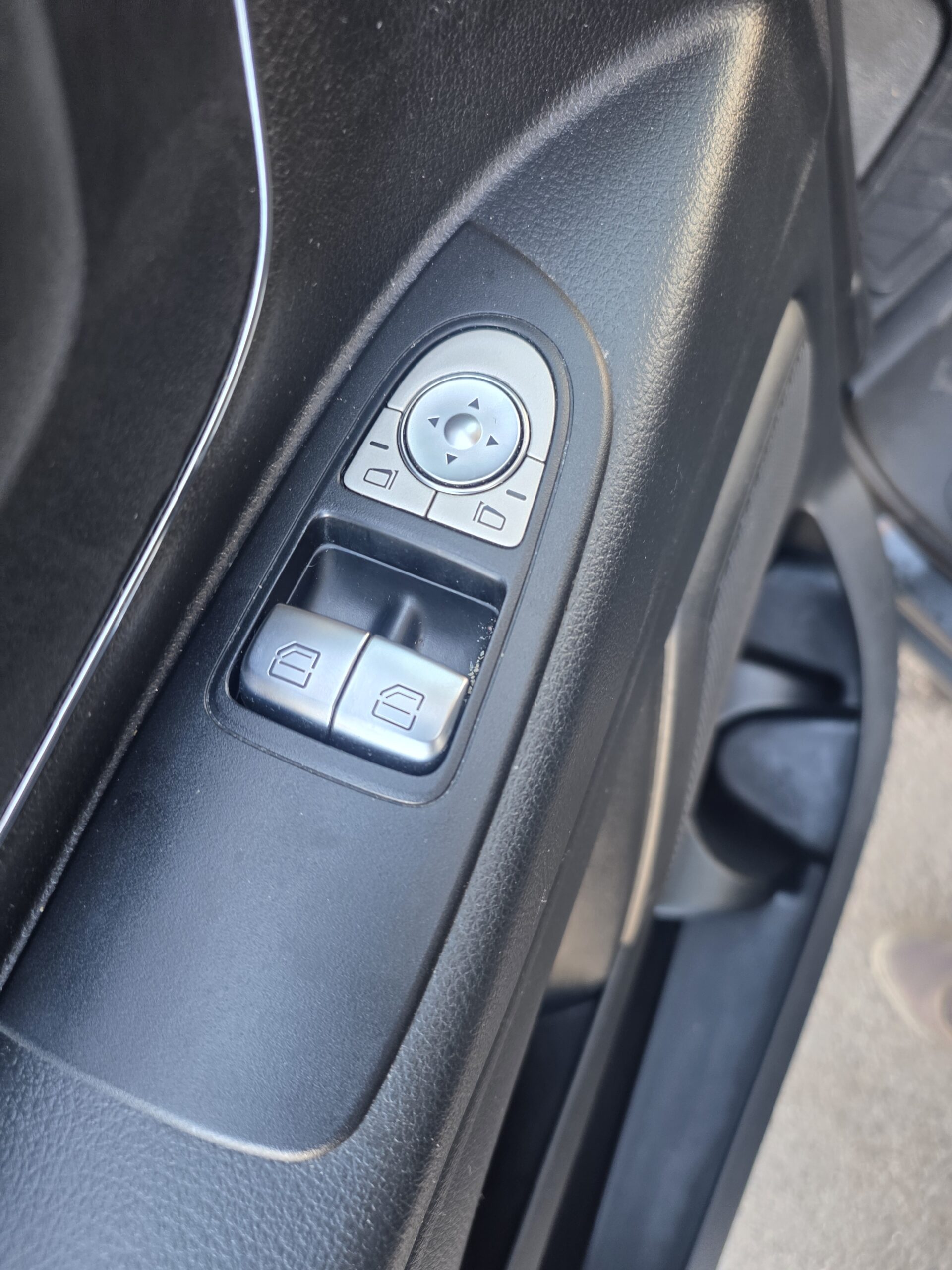 
								Mercedes VITO TOURER 114 CDI MOYEN 9 PLACES BOITE AUTOMATIQUE plein									