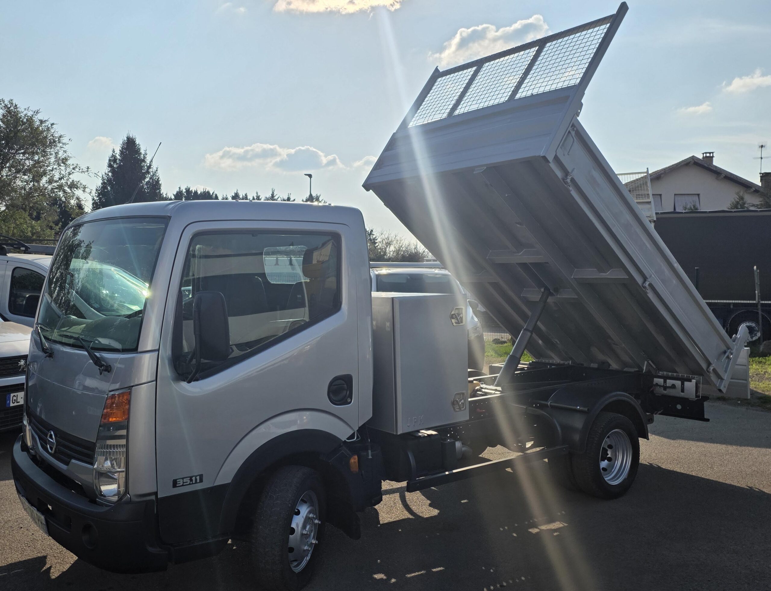 NISSAN CABSTAR 2.5DCI  110CV BENNE COFFRE MOTEUR 41000KMS