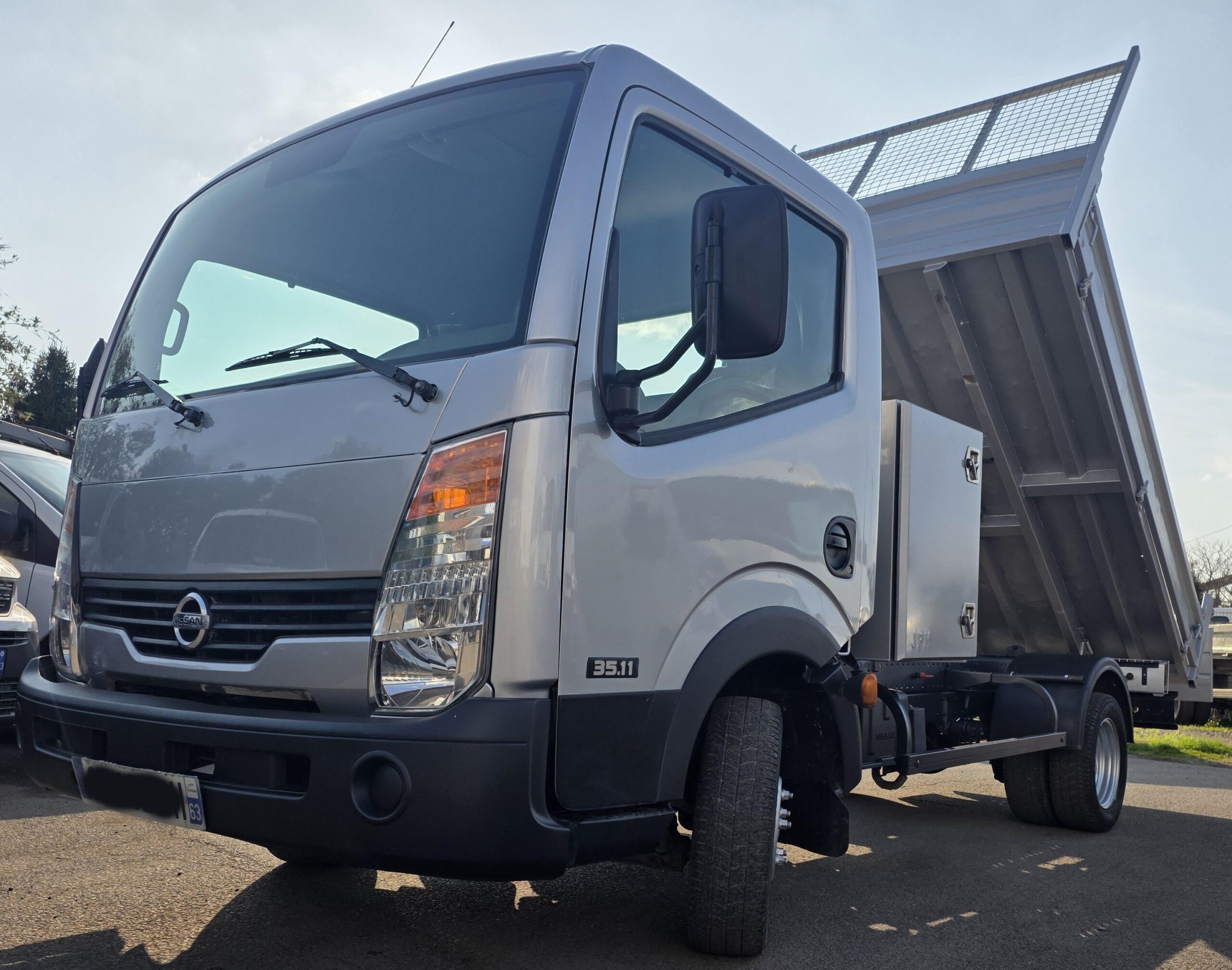 
								NISSAN CABSTAR 2.5DCI  110CV BENNE COFFRE MOTEUR 41000KMS plein									