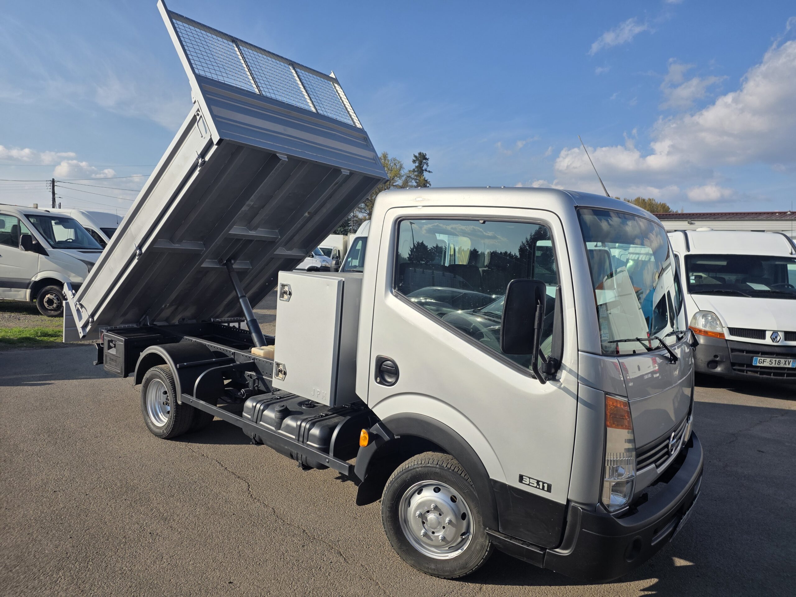 
								NISSAN CABSTAR 2.5DCI  110CV BENNE COFFRE MOTEUR 41000KMS plein									