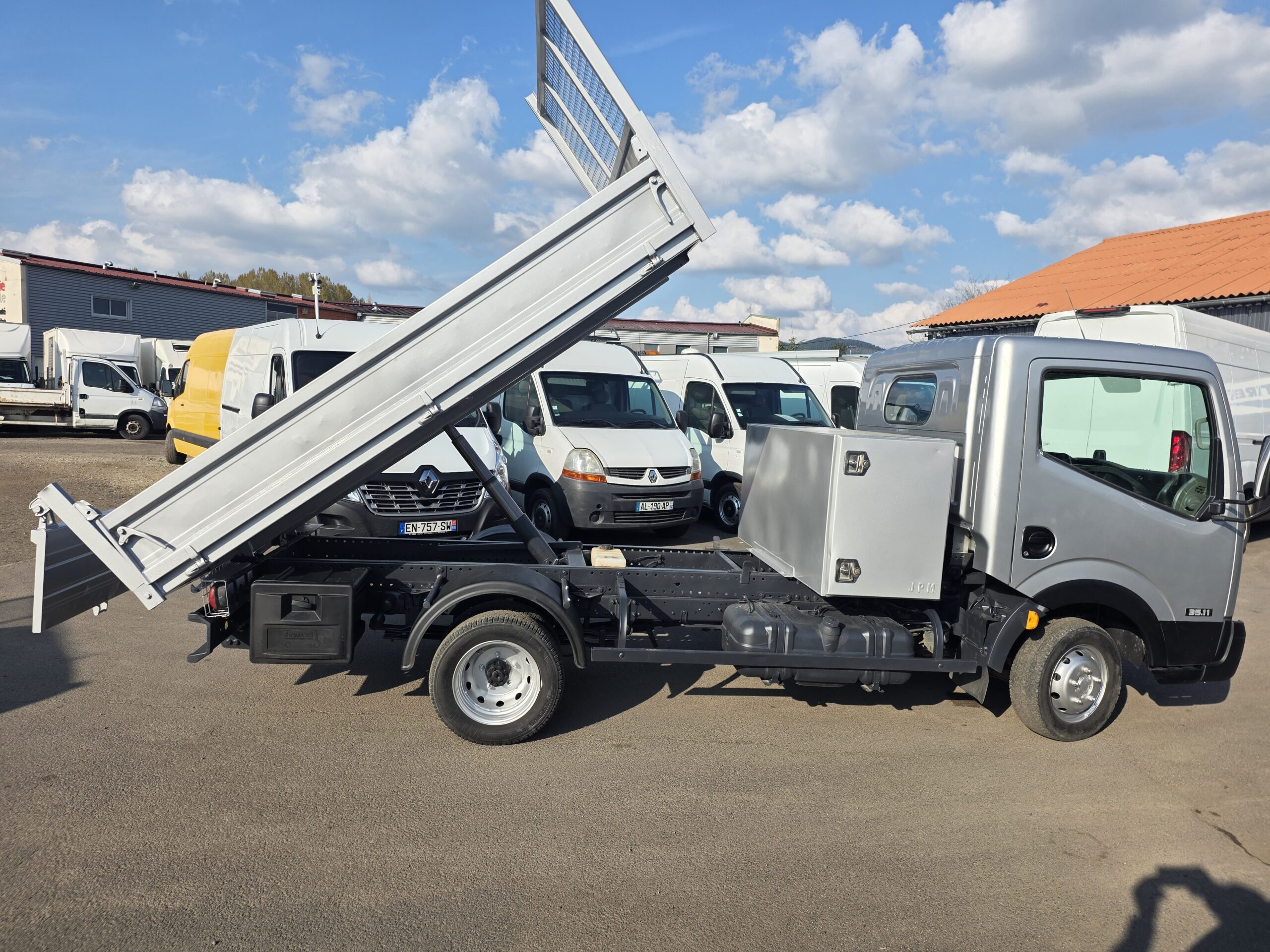 
								NISSAN CABSTAR 2.5DCI  110CV BENNE COFFRE MOTEUR 41000KMS plein									