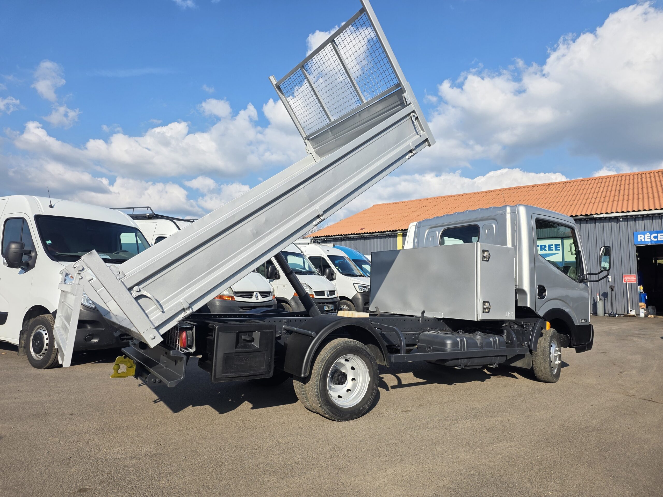 
								NISSAN CABSTAR 2.5DCI  110CV BENNE COFFRE MOTEUR 41000KMS plein									