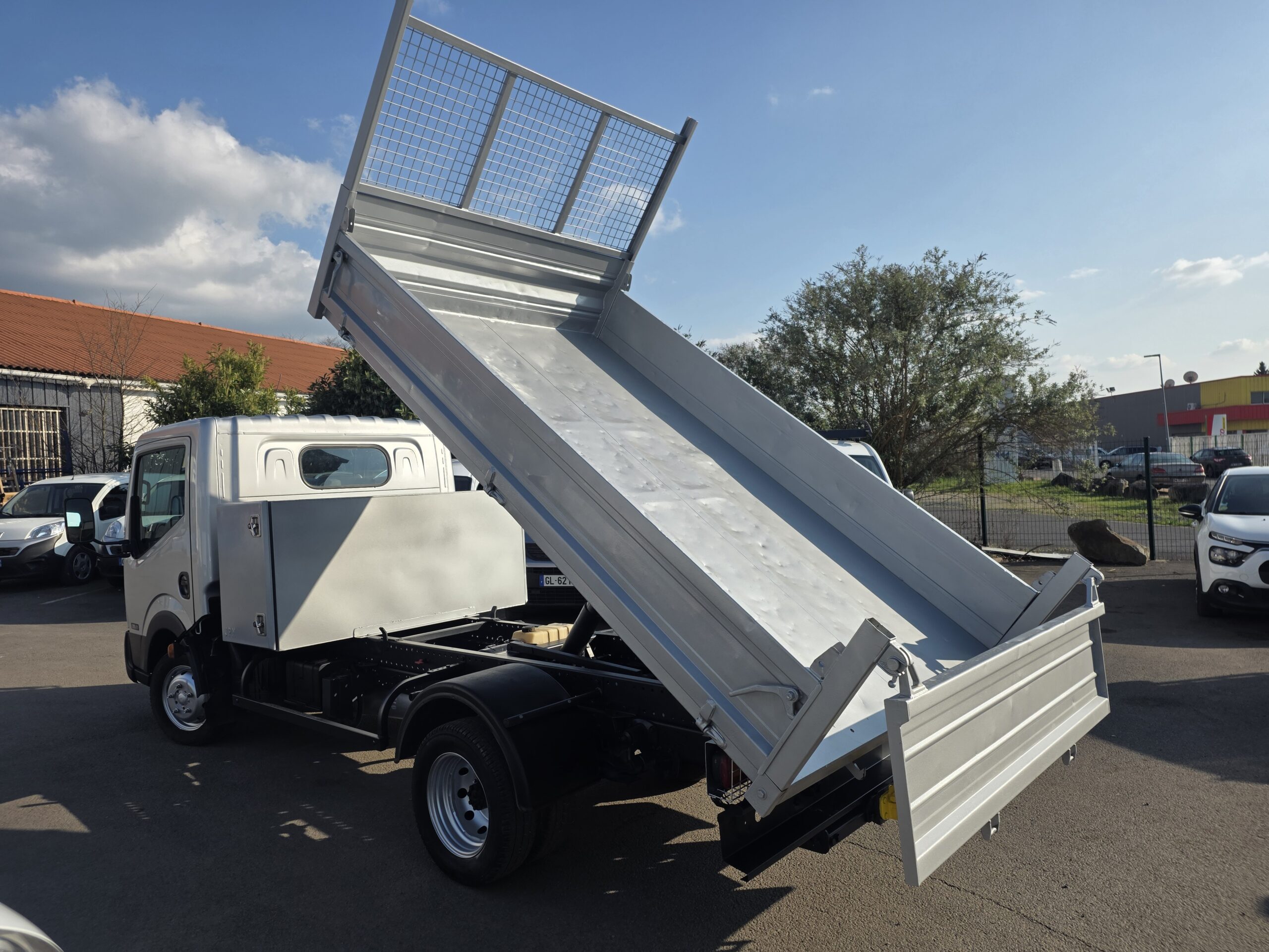 
								NISSAN CABSTAR 2.5DCI  110CV BENNE COFFRE MOTEUR 41000KMS plein									