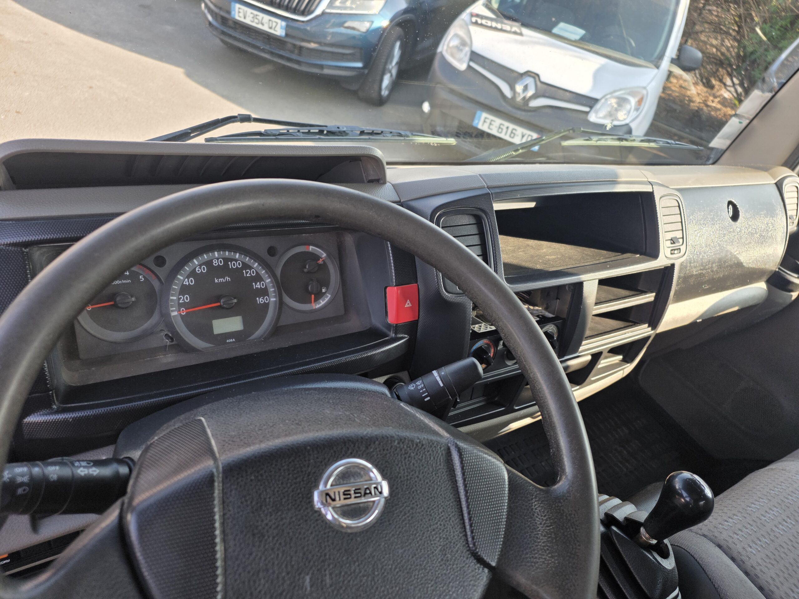 
								NISSAN CABSTAR 2.5DCI  110CV BENNE COFFRE MOTEUR 41000KMS plein									