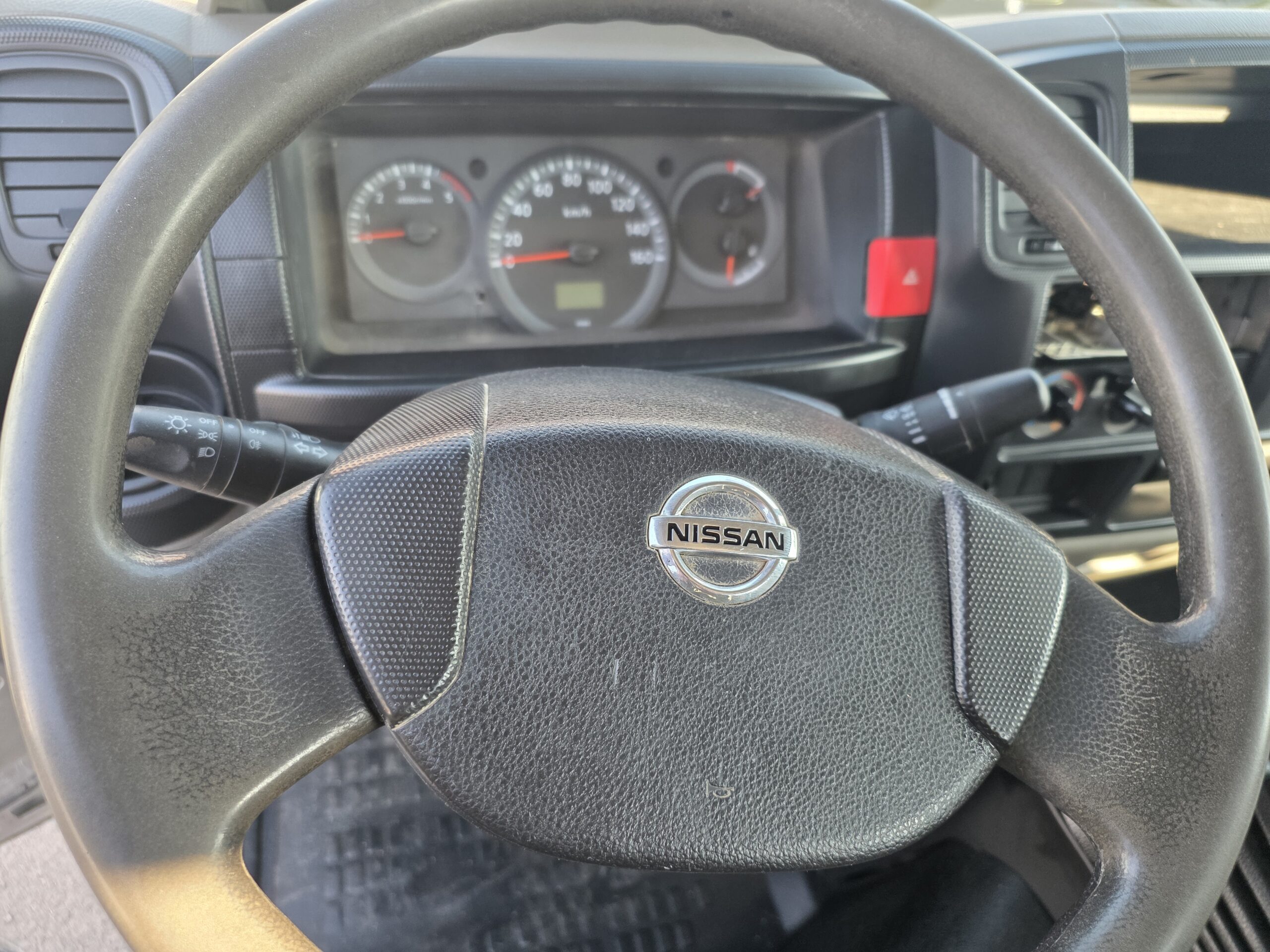 
								NISSAN CABSTAR 2.5DCI  110CV BENNE COFFRE MOTEUR 41000KMS plein									