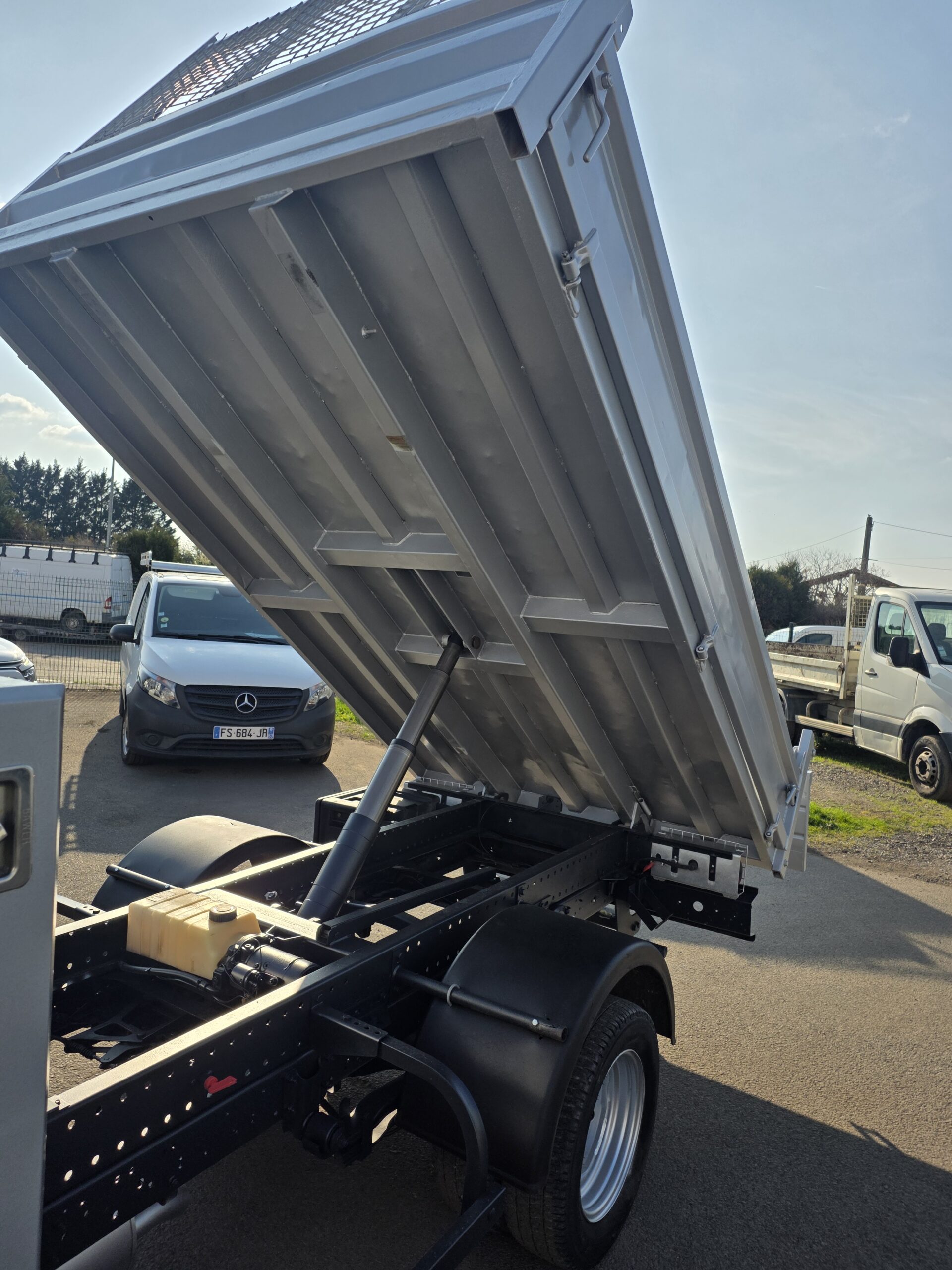 
								NISSAN CABSTAR 2.5DCI  110CV BENNE COFFRE MOTEUR 41000KMS plein									