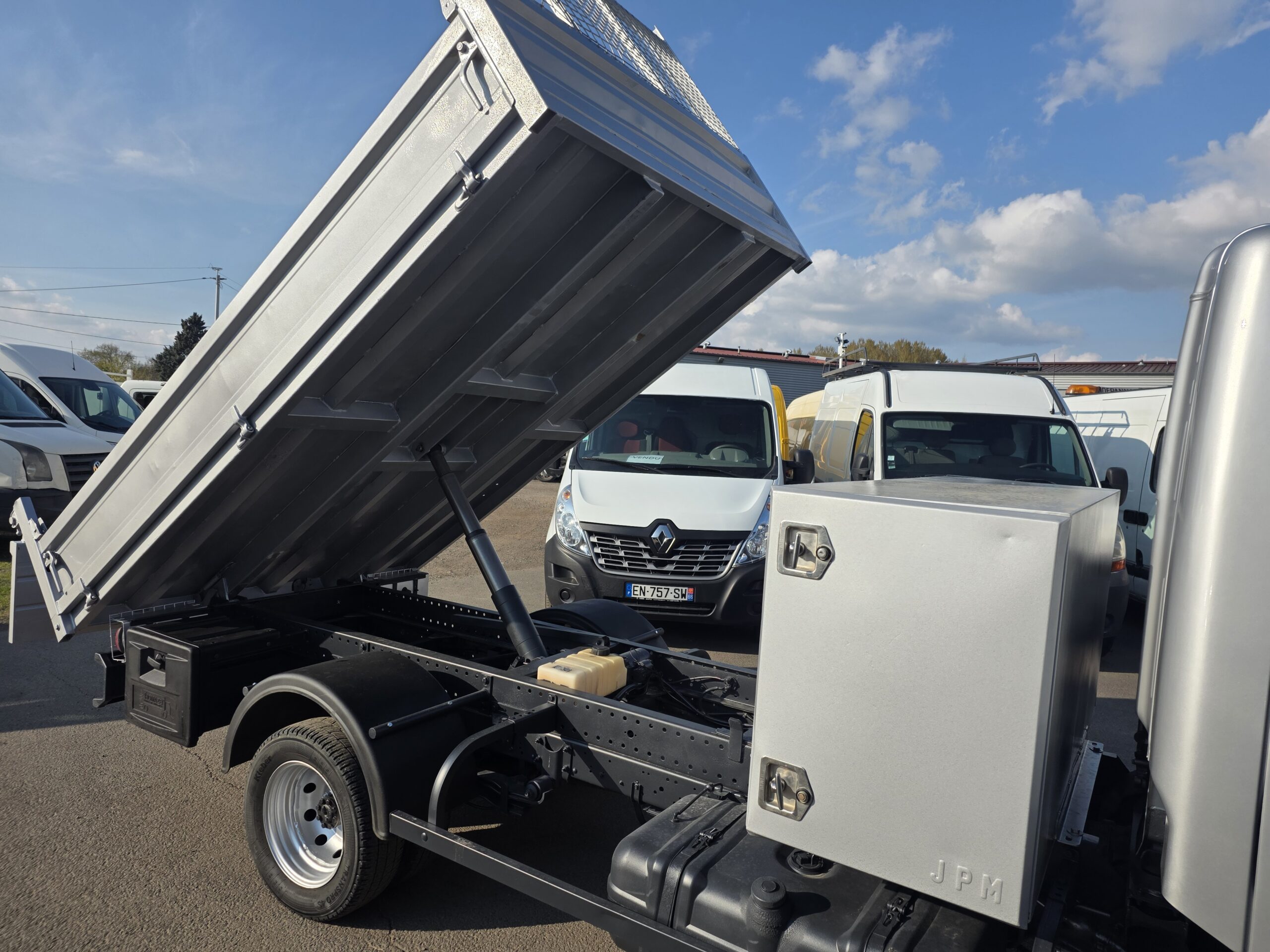 
								NISSAN CABSTAR 2.5DCI  110CV BENNE COFFRE MOTEUR 41000KMS plein									