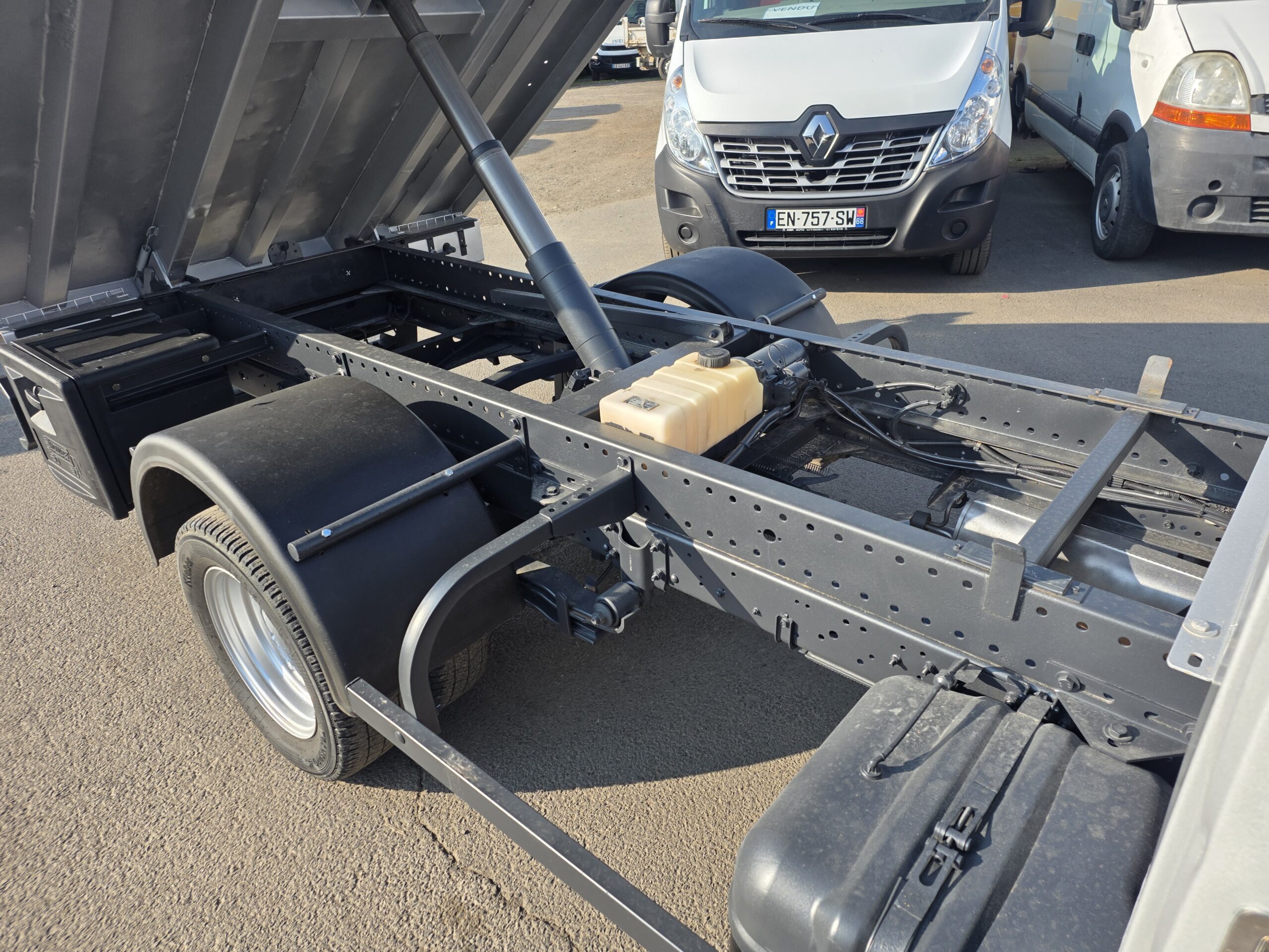 
								NISSAN CABSTAR 2.5DCI  110CV BENNE COFFRE MOTEUR 41000KMS plein									