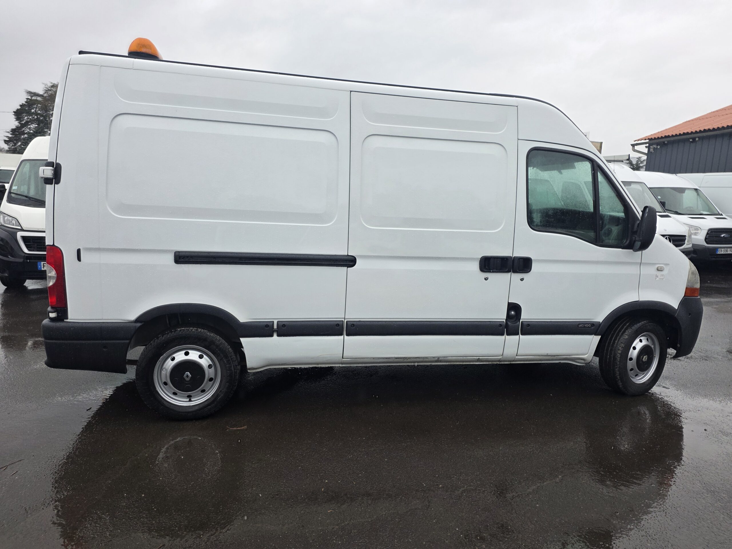 
								RENAULT MASTER 2.5 DCI 100CV L2H2 plein									