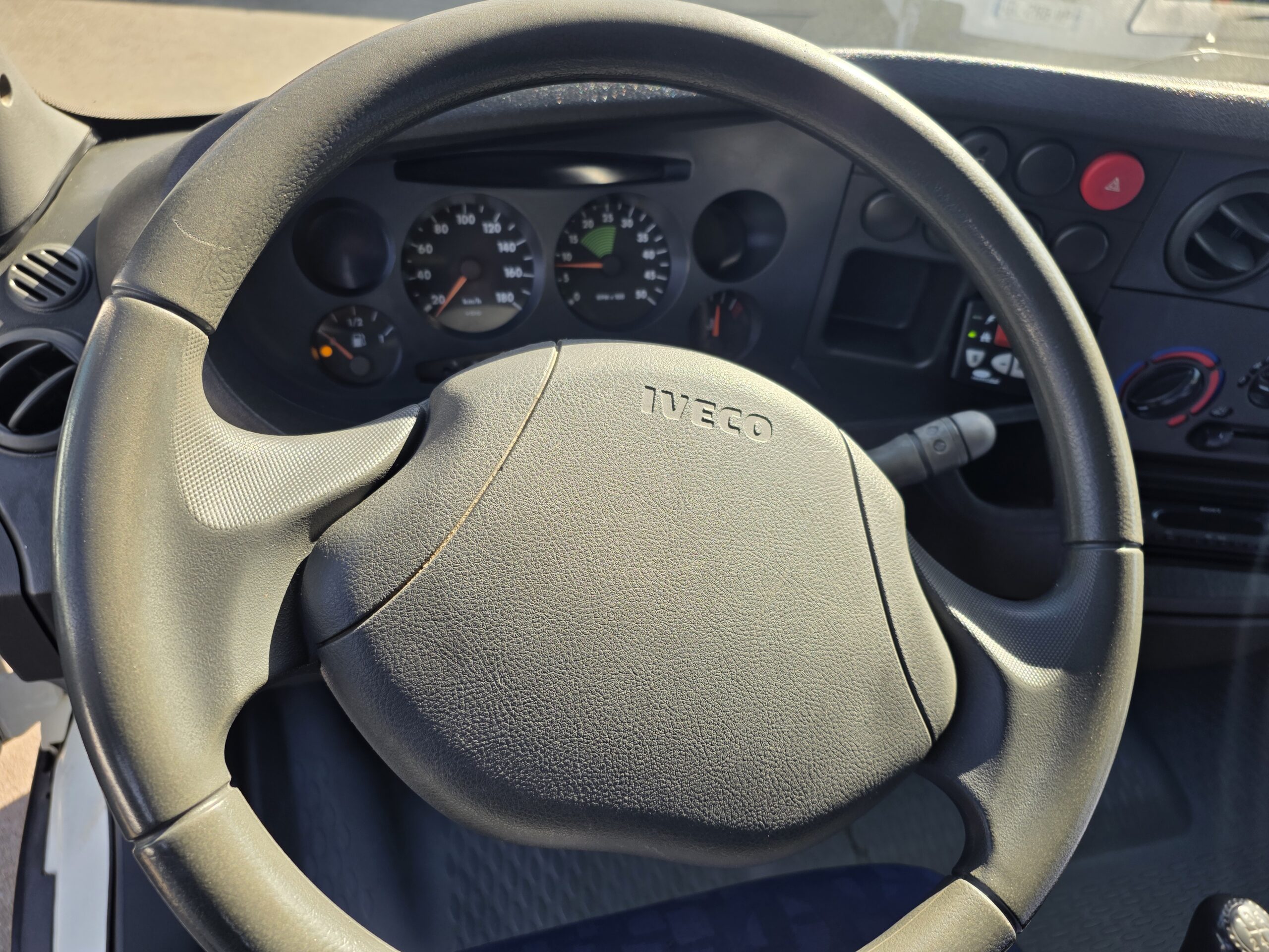 
								IVECO  35C9 CAISSE FRIGO plein									