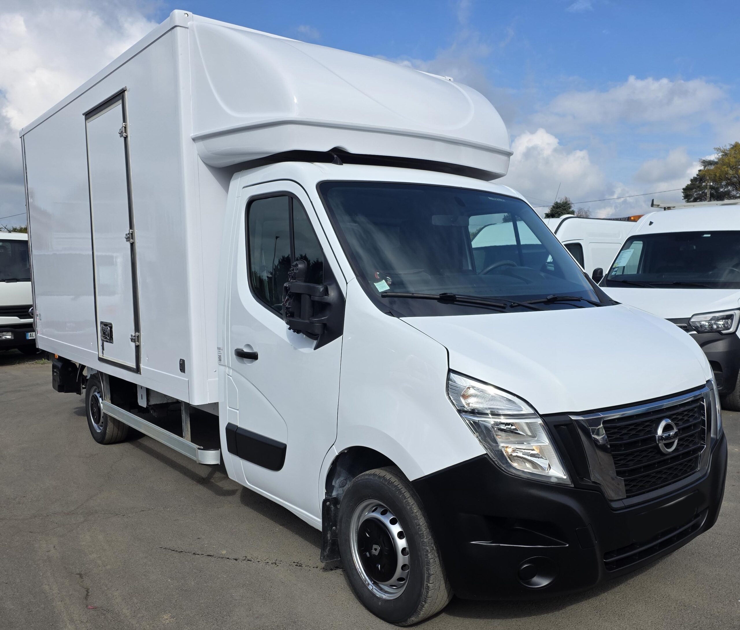 
								NISSAN NV400 2.3L 165CV CAISSE HAYON plein									