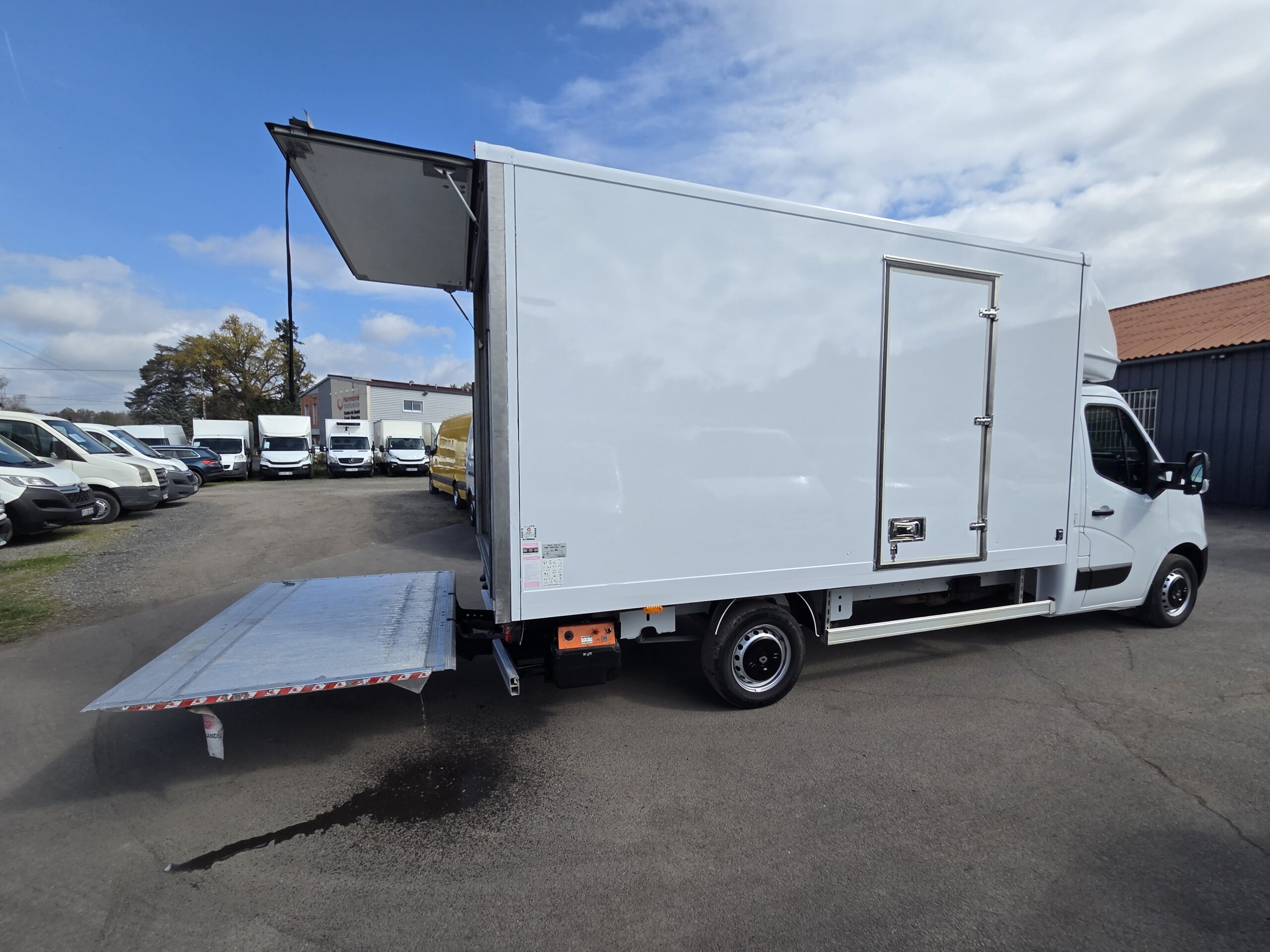 
								NISSAN NV400 2.3L 165CV CAISSE HAYON plein									