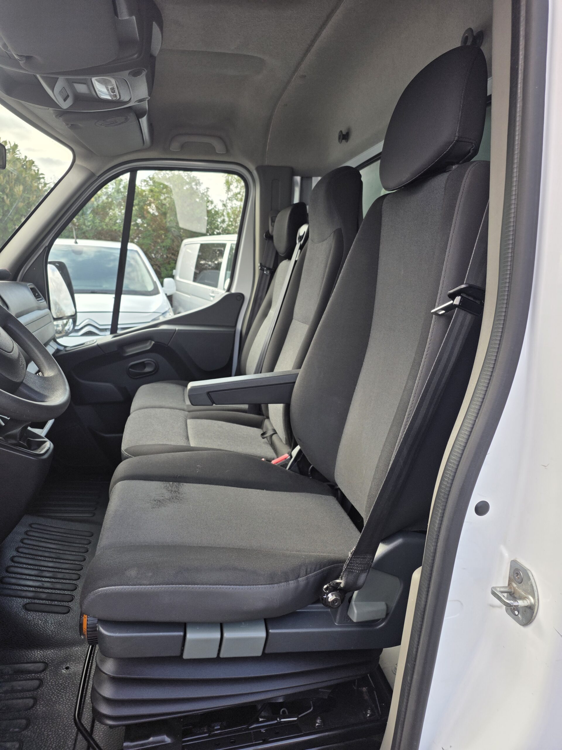 
								NISSAN NV400 2.3L 165CV CAISSE HAYON plein									