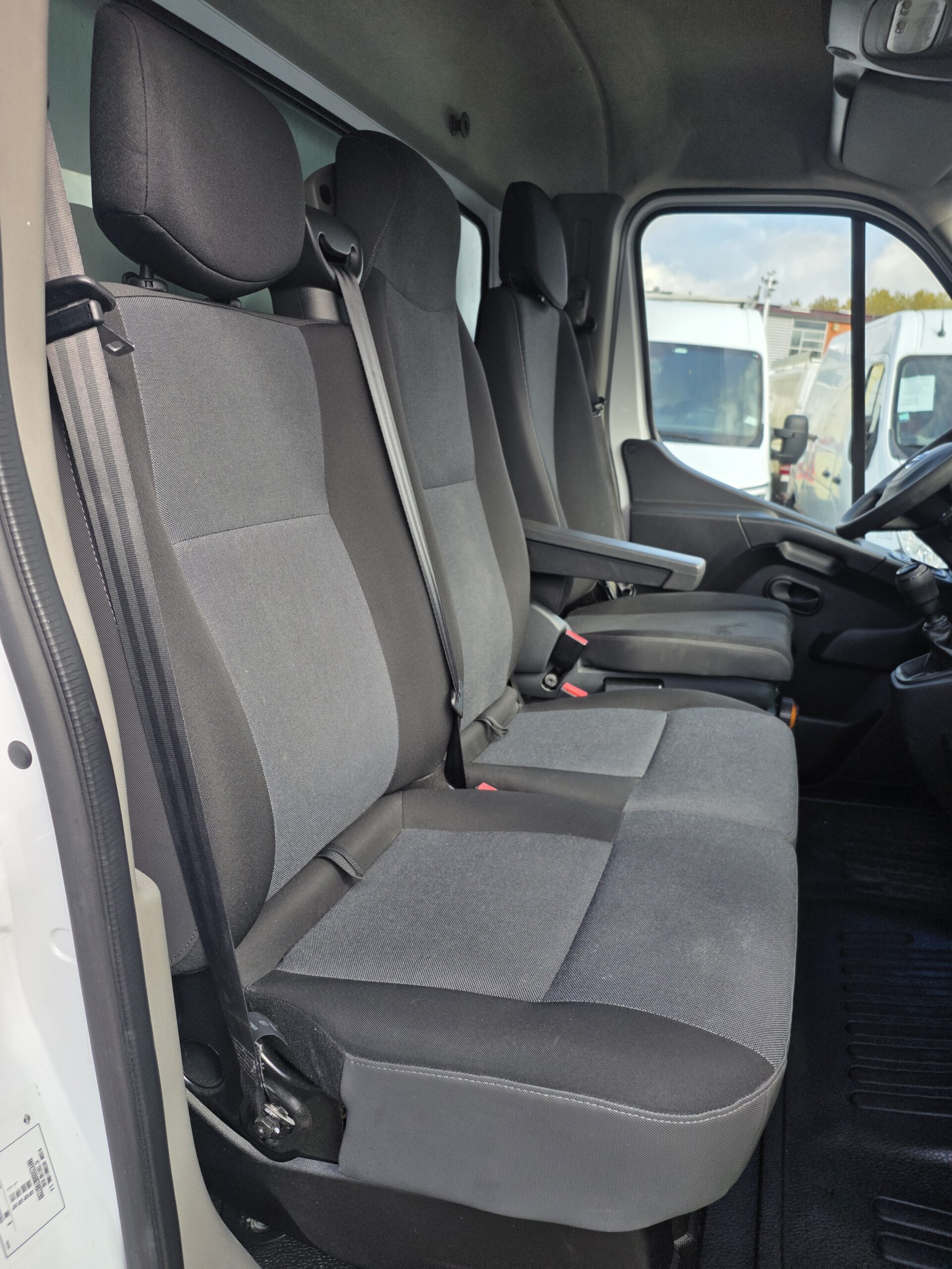 
								NISSAN NV400 2.3L 165CV CAISSE HAYON plein									