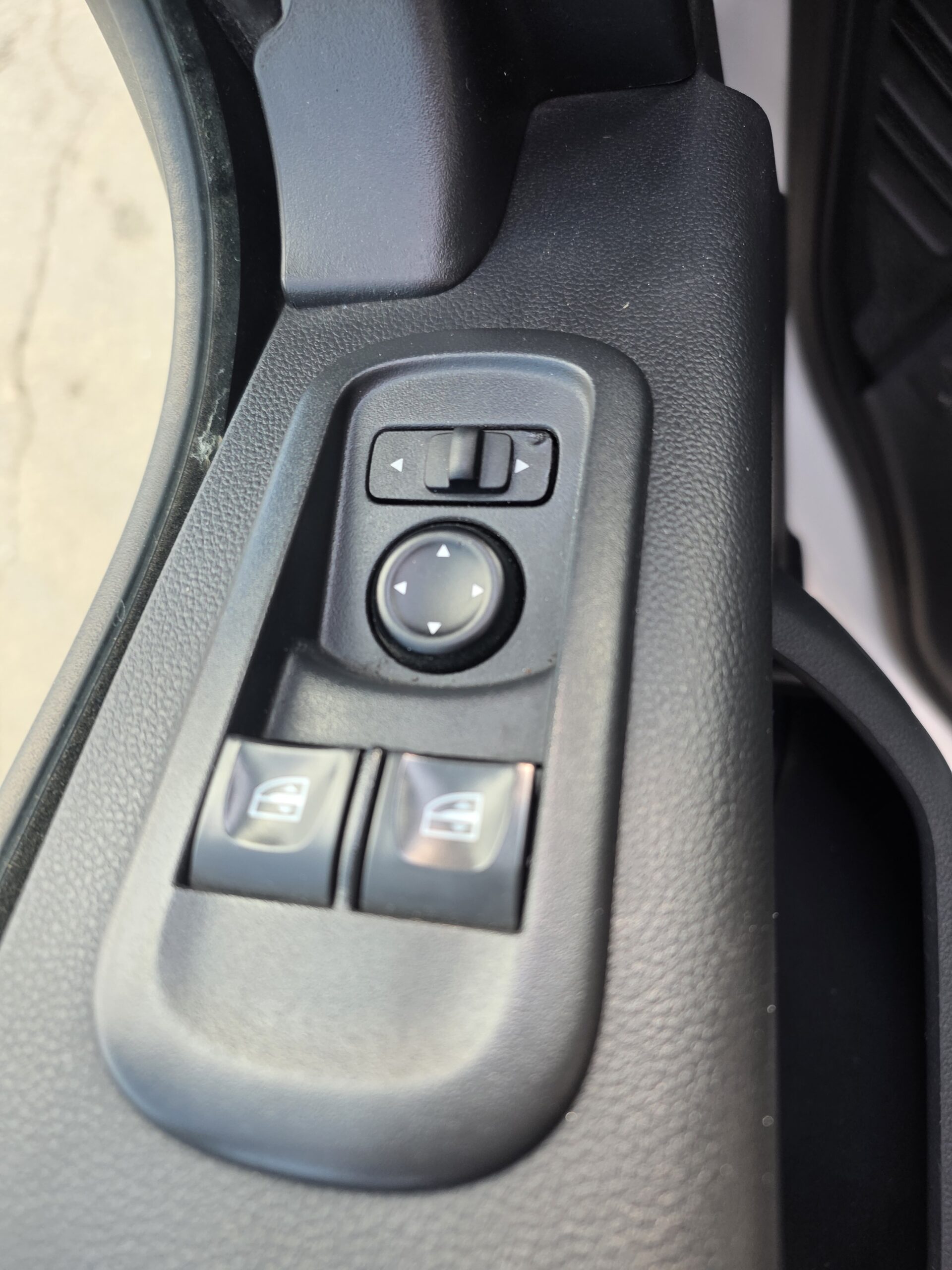 
								NISSAN NV400 2.3L 165CV CAISSE HAYON plein									